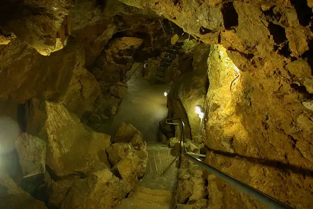 Laichinger Tiefenhöhle – Höhle, 17 km von Klingenstein