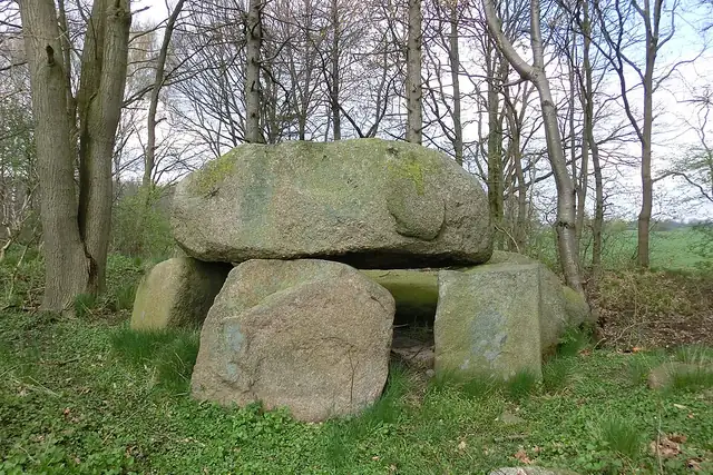 Großsteingrab Lonvitz 2 – Megalith, 28 km von Stralsund