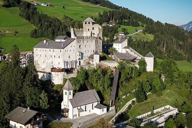 Burg Heinfels – Burg oder Schloss