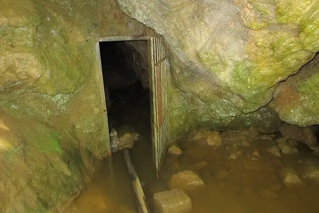 Eisbründlhöhle – Höhle, bei Graz