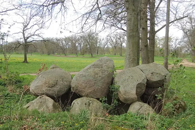 Großsteingrab Basedow 1 – Megalith, 20 km von Waren