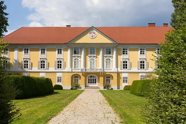 Schloss Starhemberg – Burg oder Schloss, 16 km von Wels