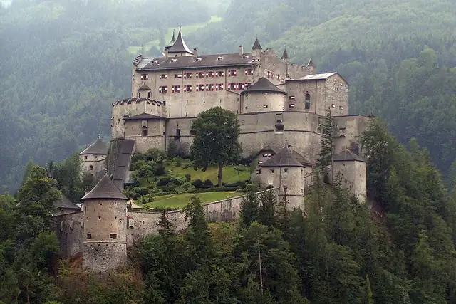 Festung Hohenwerfen – Burg oder Schloss, 26 km von Saalfelden am Steinernen Meer