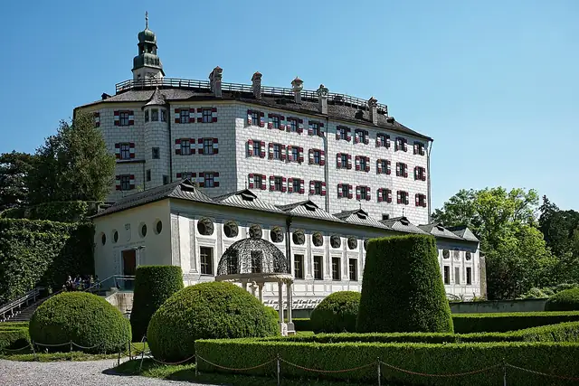 Schloss Ambras – Burg oder Schloss, bei Innsbruck