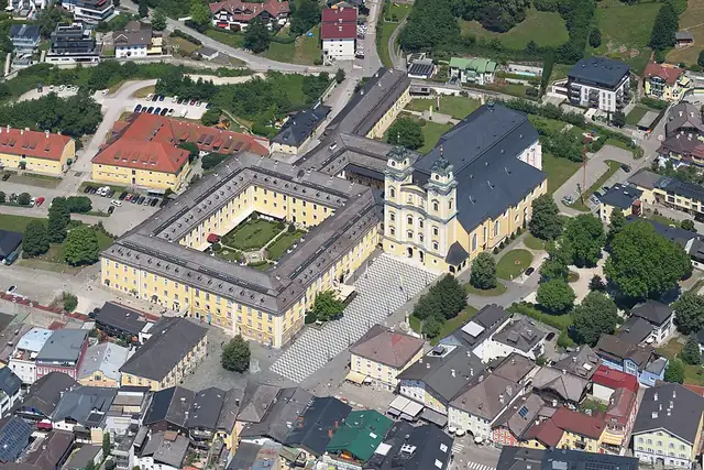 Schloss Mondsee – Burg oder Schloss, 24 km von Salzburg