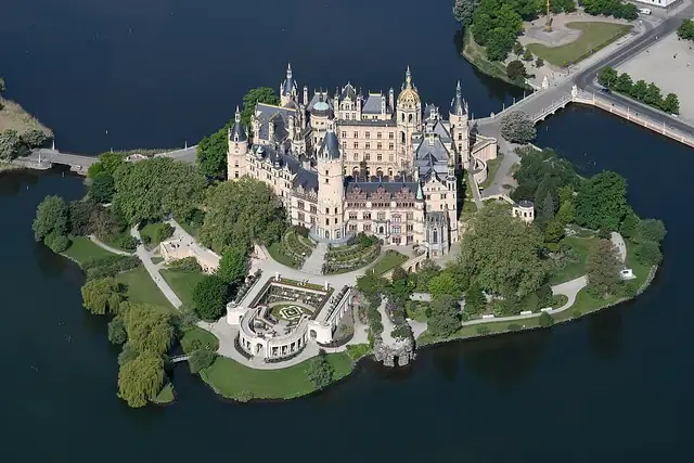 Schweriner Schloss – Burg oder Schloss, bei Schwerin