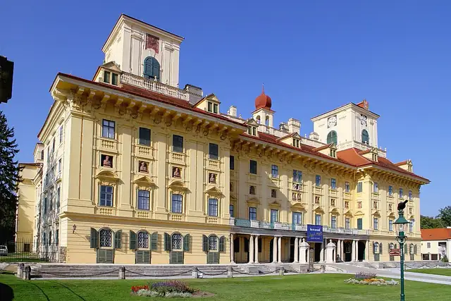 Schloss Esterházy – Burg oder Schloss, 22 km von Wiener Neustadt