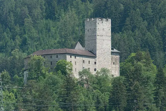 Schloss Petersberg – Burg oder Schloss, 13 km von Telfs