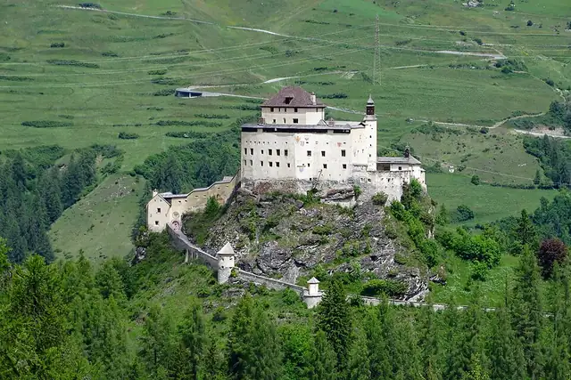 Chastè da Tarasp – Burg oder Schloss
