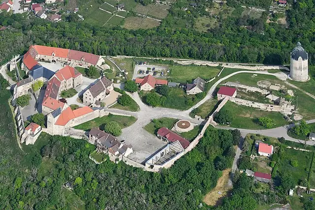 Schloss Neuenburg – Burg oder Schloss, 7 km von Naumburg