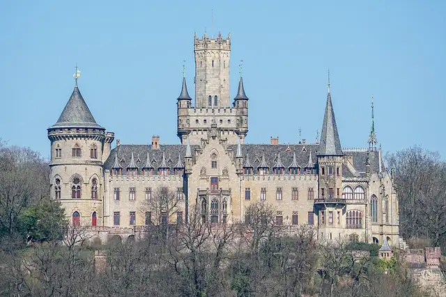 Schloss Marienburg – Burg oder Schloss, 9 km von Sarstedt