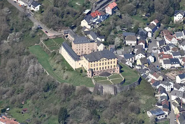 Schloss Malberg – Burg oder Schloss, 23 km von Wittlich