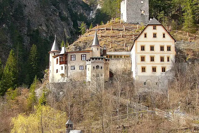 Schloss Fernstein – Burg oder Schloss, 19 km von Telfs
