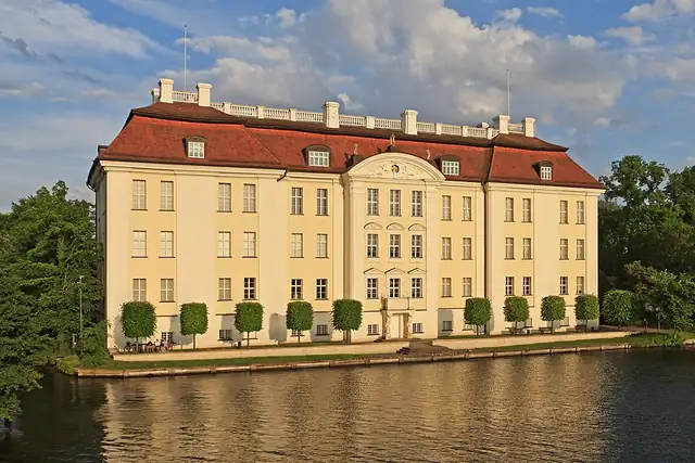 Schloss Köpenick – Burg oder Schloss, 12 km von Neuenhagen