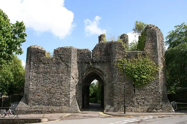 Bishop's Palace – Burg oder Schloss, bei Cardiff