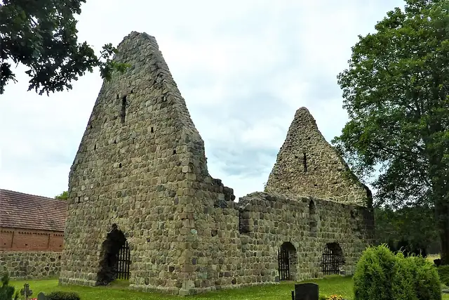Kirchenruine Retzow – Ruine, 20 km von Neustrelitz