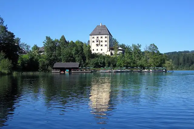 Schloss Fuschl – Burg oder Schloss, 16 km von Salzburg