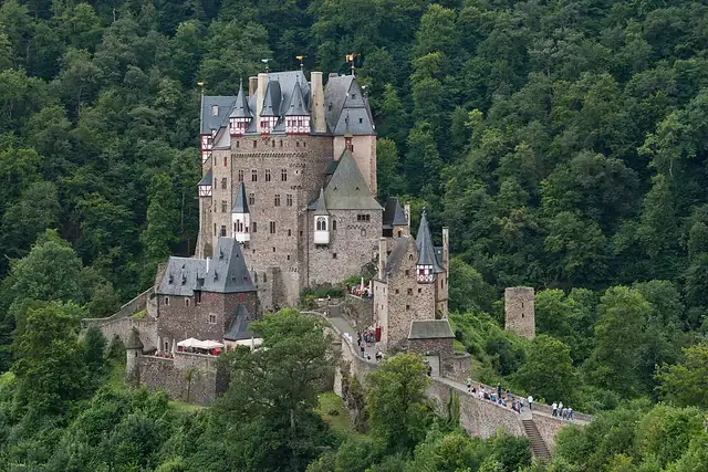 Burg Eltz – Burg oder Schloss, 16 km von Mayen
