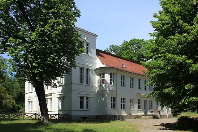 Humboldt-Schloss – Burg oder Schloss, 7 km von Hennigsdorf