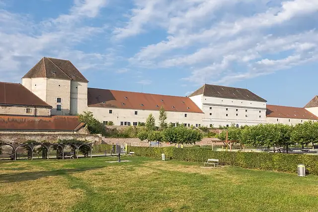 Schloss Neugebäude – Burg oder Schloss, 7 km von Wien