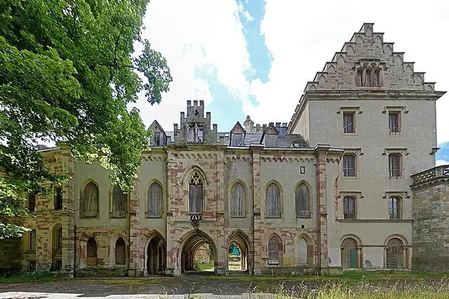 Schloss Reinhardsbrunn – Burg oder Schloss, 14 km von Gotha