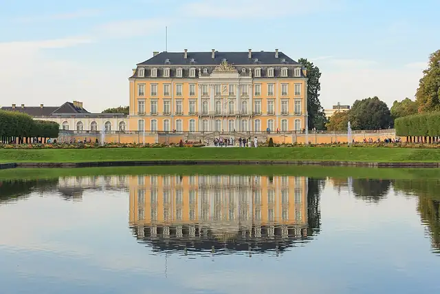 Jagdschloss Falkenlust – Burg oder Schloss, 13 km von Köln
