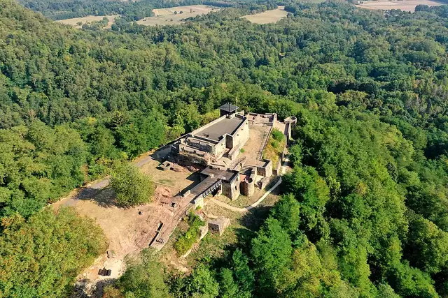 Teufelsburg – Burg oder Schloss, bei Saarlouis