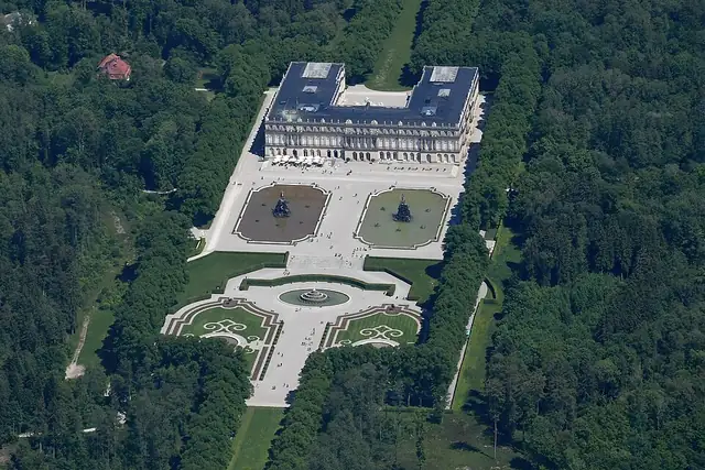 Neues Schloss Herrenchiemsee – Burg oder Schloss, 18 km von Traunstein