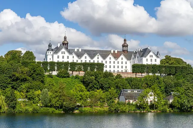 Schloss Plön – Burg oder Schloss, 12 km von Preetz